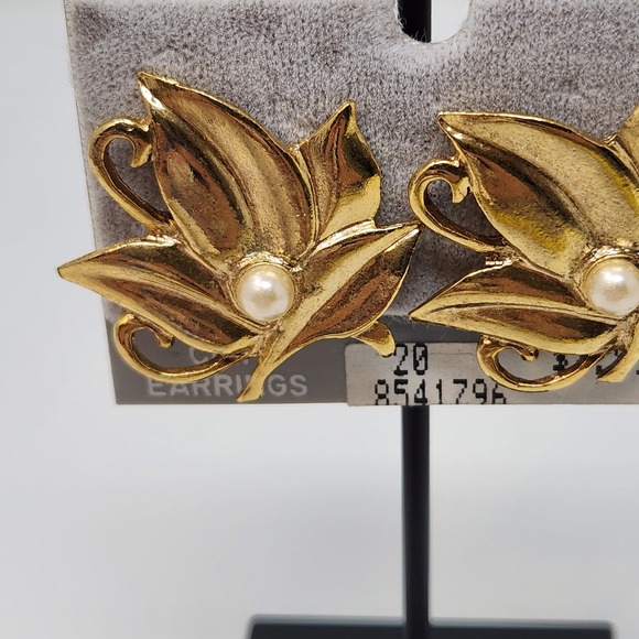 Collections II Yellow Gold Tone Leaf Floral Clip On Earrings Faux Pearl Vintage - Picture 2 of 4